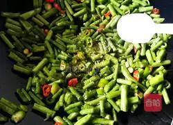 Illustration of how to make stir-fried long beans 10