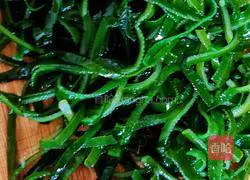 Illustration of how to make cold kelp shreds 2