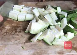 Illustration of how to make fried loofah with green pepper 2