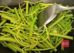 Illustration of how to make stir-fried water spinach 7