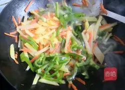 Illustration of how to stir-fry shredded potatoes with green peppers and carrots 8