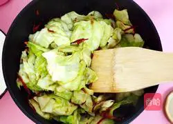 Illustration of how to make hand-shred cabbage from scratch 3