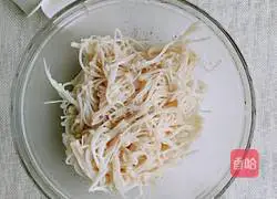Illustration of how to make cold cucumber and enoki mushrooms 4