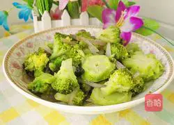 Illustration of how to stir-fry broccoli with onions 11