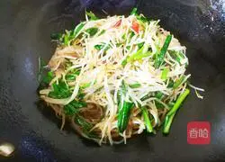 Illustration of how to make stir-fried bean sprouts with leeks 9
