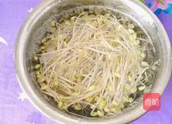 Illustration of how to make stir-fried broccoli with bean sprouts 3