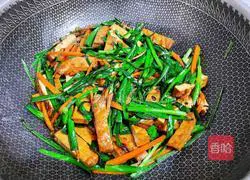 Illustration of how to make stir-fried leeks and dried leeks 10