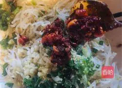 Illustration of how to make cold mung bean sprouts 11