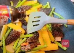 Illustration of how to make fried morels for beauty and blemishes 5