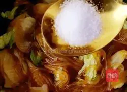 Illustration of how to stir-fry vermicelli with cabbage 10 