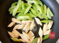 Illustration of how to make fried yuba with celery 5