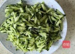 Illustration of how to mix cucumber shreds 4