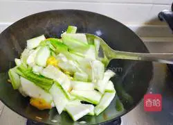 Illustration of how to make scrambled eggs with luffa 5