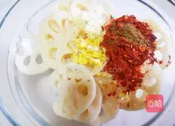 Illustration of how to make cold lotus root slices 5