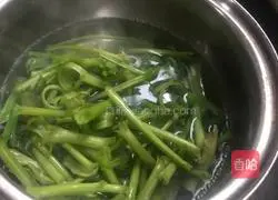Illustration of how to make spinach stalks with peanuts 13