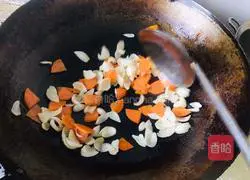 Illustration of how to stir-fry carrots and lilies 5