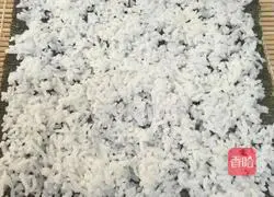 Illustration of how to make meat floss sushi 5