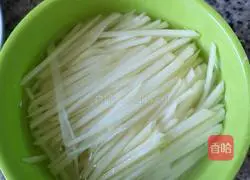 Illustration of how to make green pepper and potato shreds 1