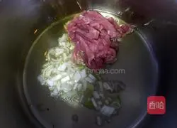 Illustration of how to mix cabbage with vermicelli 11