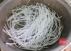 Illustration of how to make stir-fried vermicelli with pickled cabbage 1