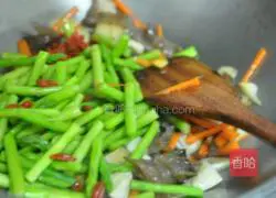 Illustration of how to stir-fry king oyster mushrooms with asparagus and seasonal vegetables 4
