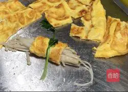 Illustration of how to make cold egg and enoki mushroom rolls 10