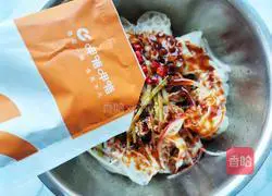 Illustration of how to make cold lotus root with juice-absorbing noodles 8