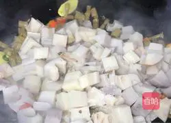 Illustration of how to stir-fry diced lotus root with sour bamboo shoots 7