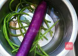Illustration of how to cook eggplant and beans 2