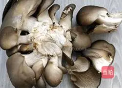 Illustration of how to stir-fry oyster mushrooms with cabbage 1