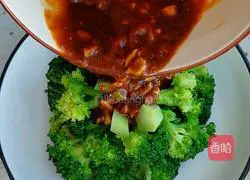 Illustration of how to mix broccoli 4