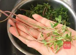 Illustration of how to make healthy peanuts mixed with purslane 1