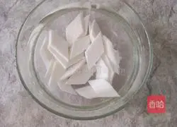 Illustration of how to stir-fry yam with carrots and fungus 2