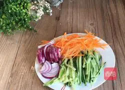 Illustration of how to make plain three silk rolls 4