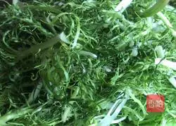 Illustration of how to make wolfberry and peanut mixed with bitter chrysanthemum 1