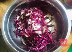 Illustration of how to make cold peanut, parsley and purple cabbage 1