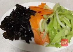 Illustration of how to make fried carrots and celery with black fungus 1