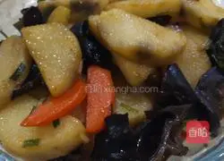 Illustration of how to stir-fry yam and fungus 6