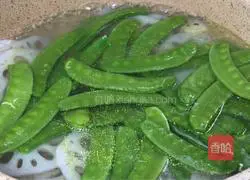 Illustration of how to make fried lotus root slices with pepper and sesame snow peas 5