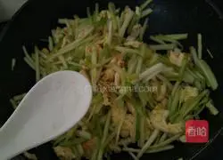 Illustration of how to make fried eggs with chives 5