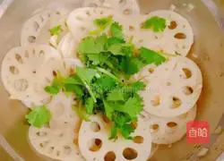 Illustration of how to make cold lotus root slices 8