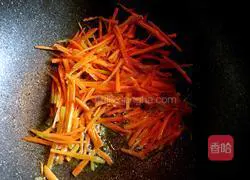 Illustration of how to make scrambled eggs with carrots 3