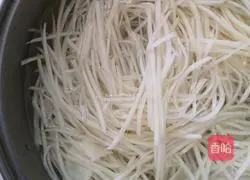 Illustration of how to make shredded peppers and potatoes 2