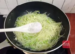 Illustration of making green pepper and potato shreds 11