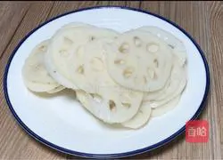 Illustration of how to make fried lotus root slices with pepper and sesame snow peas 2