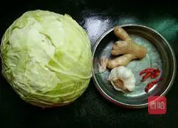 Illustration of how to make hand-shredded cabbage 1