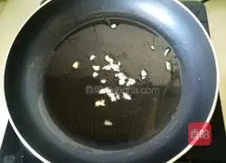 Illustration of how to stir-fry leeks with shredded potatoes 9