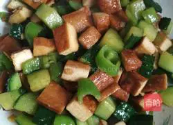 Illustration of how to stir-fry cucumbers and green peppers until fragrant 12