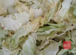 Illustration of how to make hand-shred cabbage 4