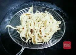 Illustration of how to make shredded lettuce lettuce 5